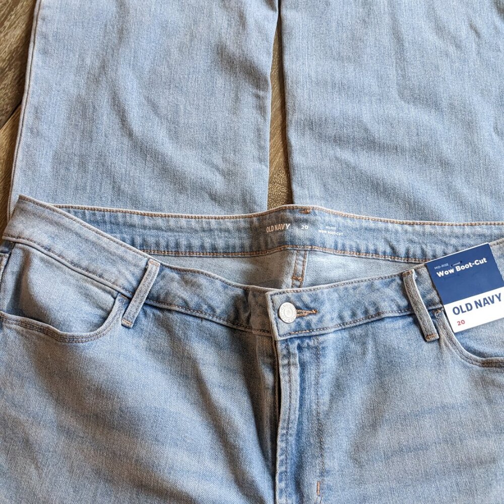 Old Navy NWT, Light Wash Denim 4 Pocket, Mid-Rise Wow Boot Cut Jeans, Size 20